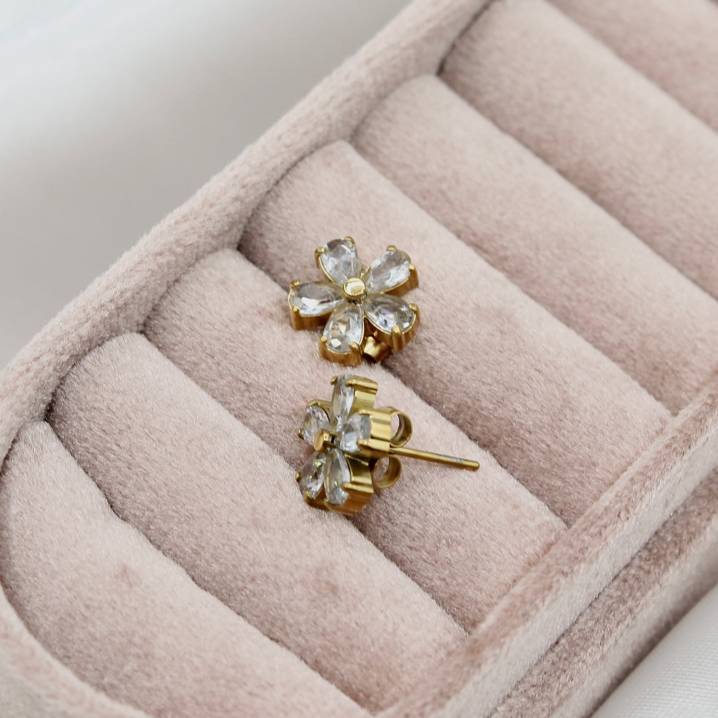 VIVIAN FLOWER STUD EARRINGS