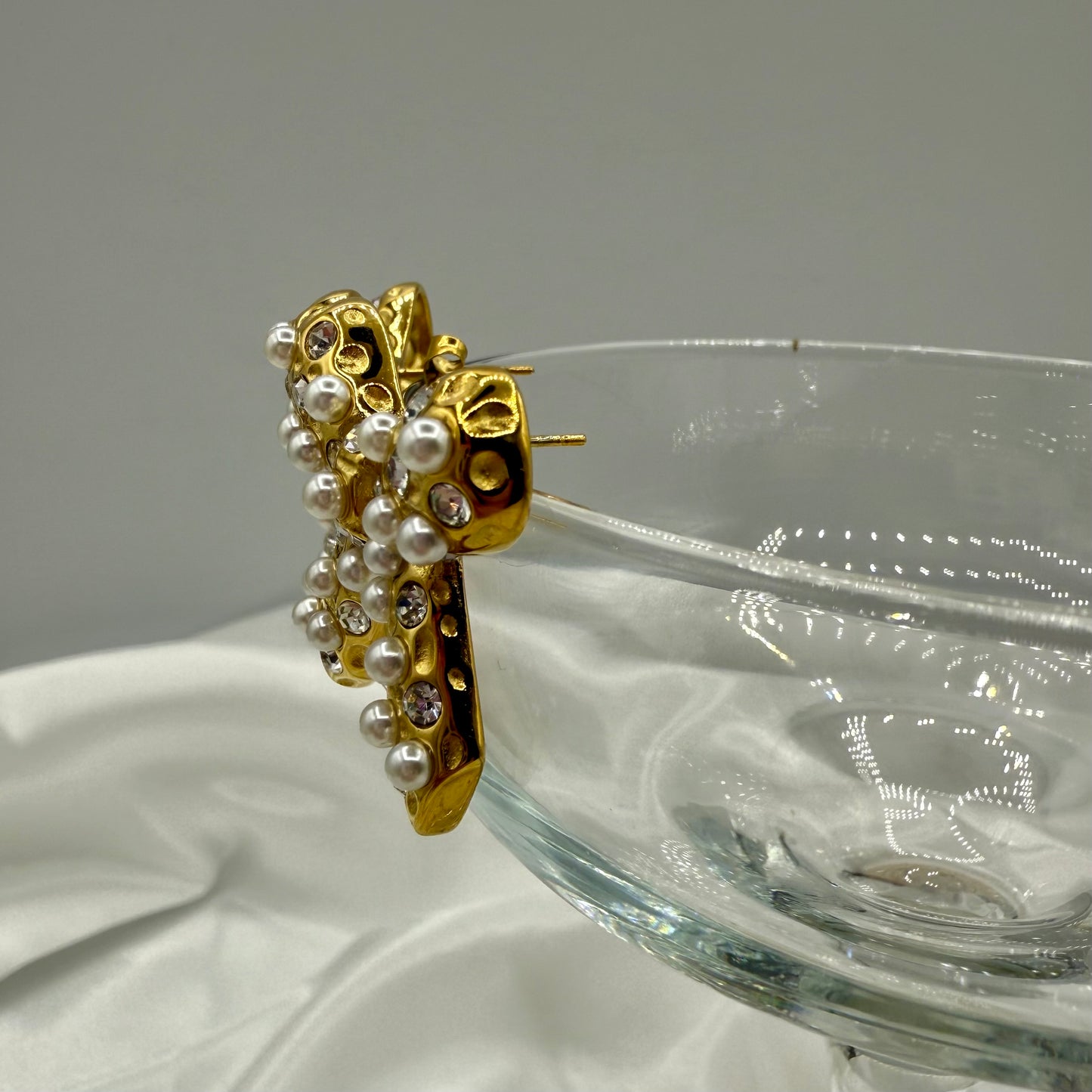 WHITE PEARL BOW EARRINGS