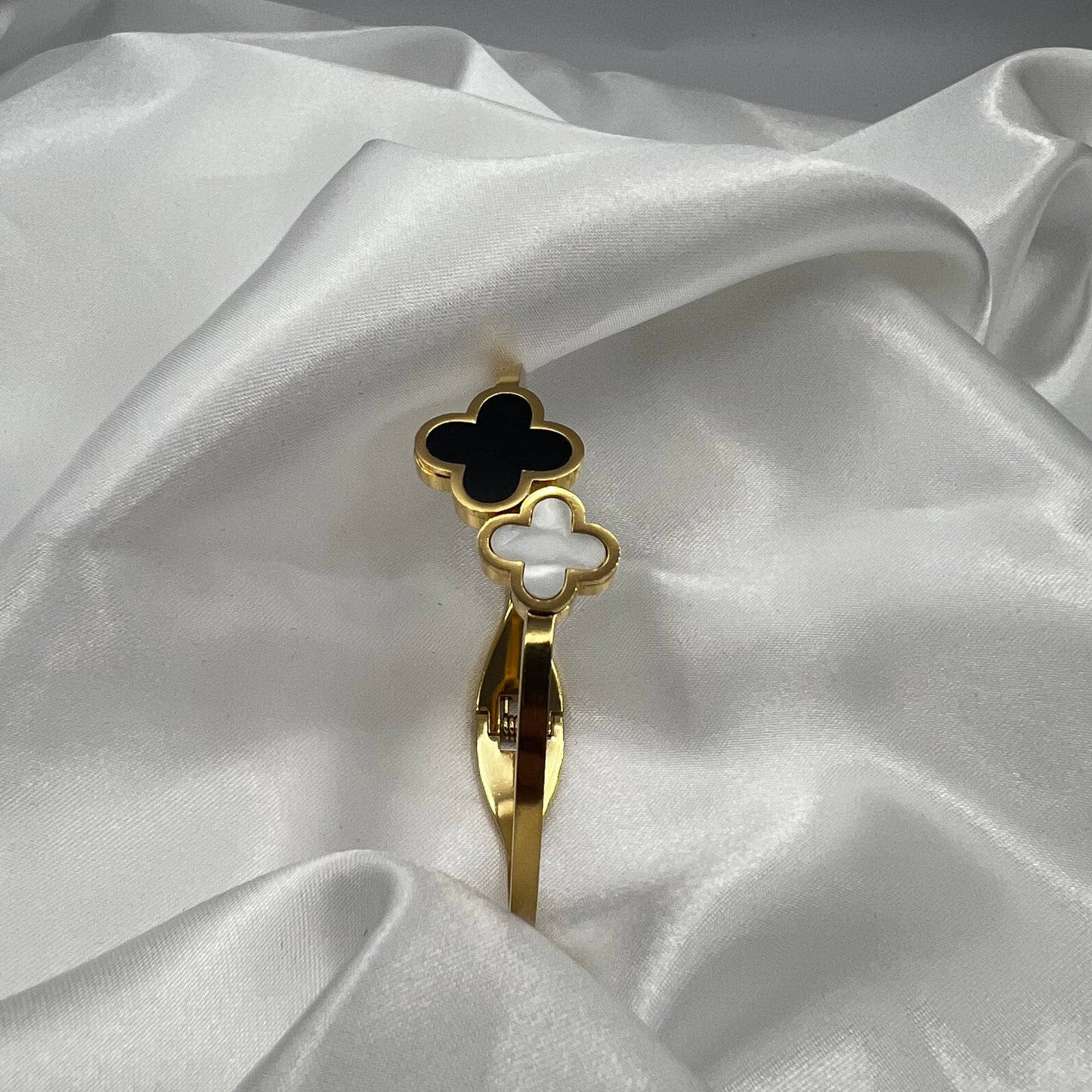 PERLA CLOVER BANGLE