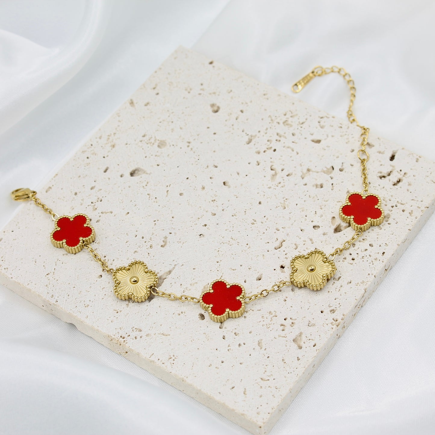 SCARLET CLOVER BRACELET