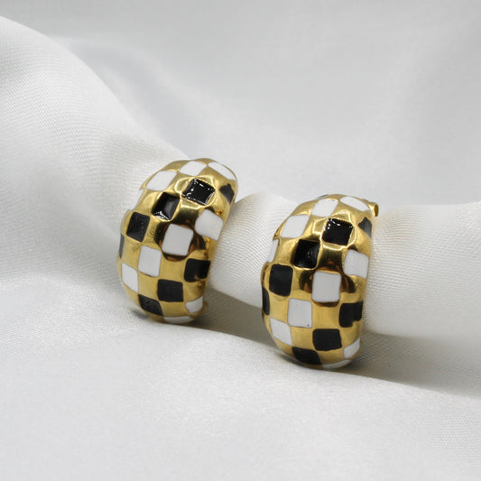 RUTH BLACK WHITE STUD EARRINGS