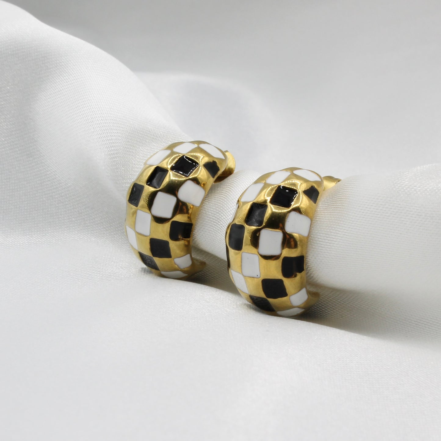 RUTH BLACK WHITE STUD EARRINGS