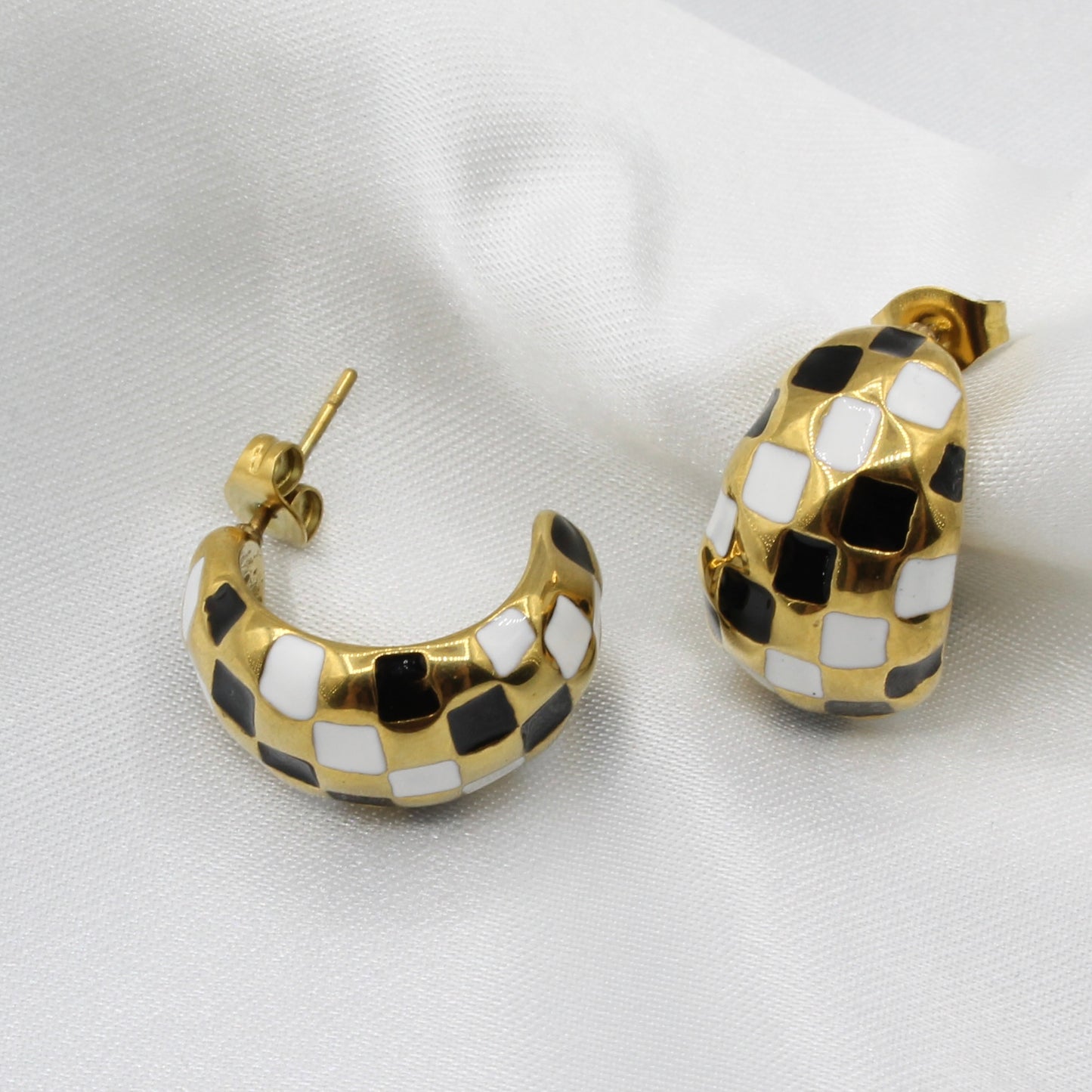 RUTH BLACK WHITE STUD EARRINGS