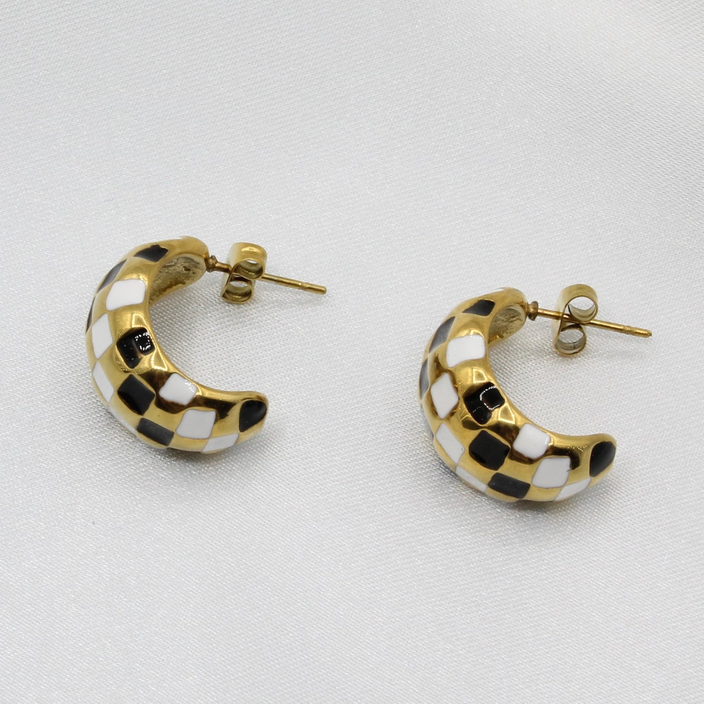 RUTH BLACK WHITE STUD EARRINGS